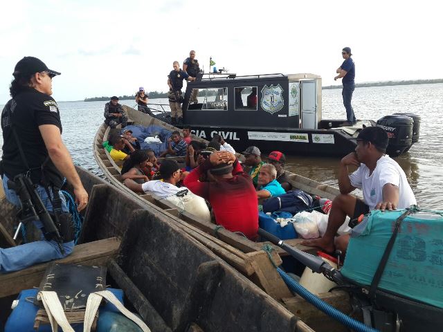 Pelo Oceano: Haitianos são detidos tentando chegar na Guiana Francesa