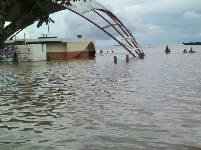 Balneário de Fazendinha no fundo com a maré do Amazonas num mês de março. Foto: Edson Maia
