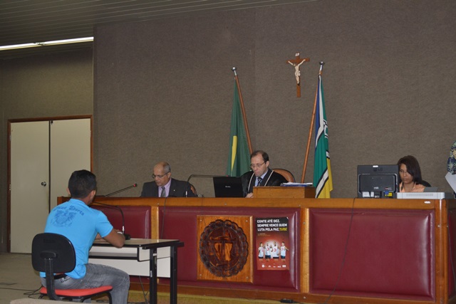 presidente do Tribunal do Júri, João Guilherme Lages, ouve testemunha durante julgamento