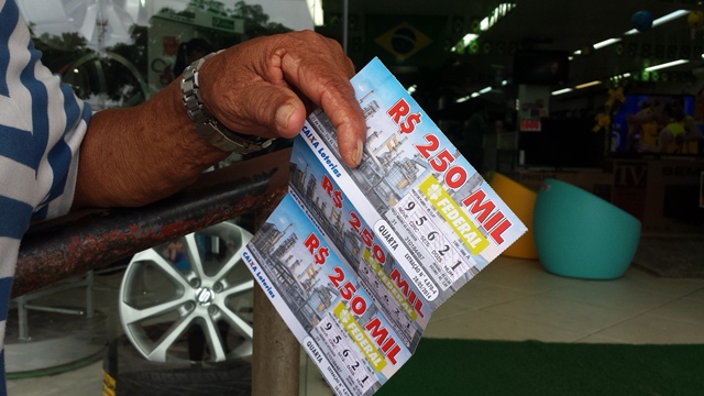 Apesar de doente, Jesus vende bilhetes da Loteria todos os dias: "não posso parar"