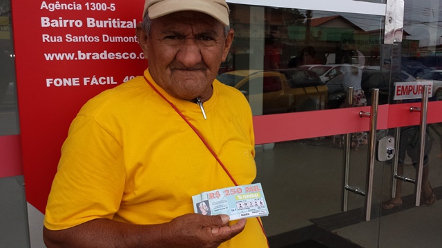“Fui besta demais”, diz ganhador da Loteria que vaga pelas ruas de Macapá