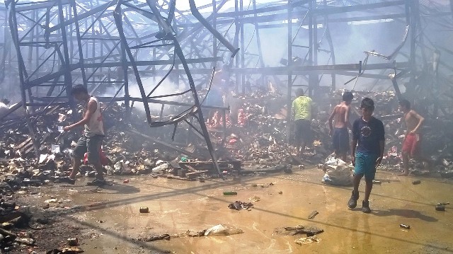 VÍDEO: armazém que pegou fogo é saqueado