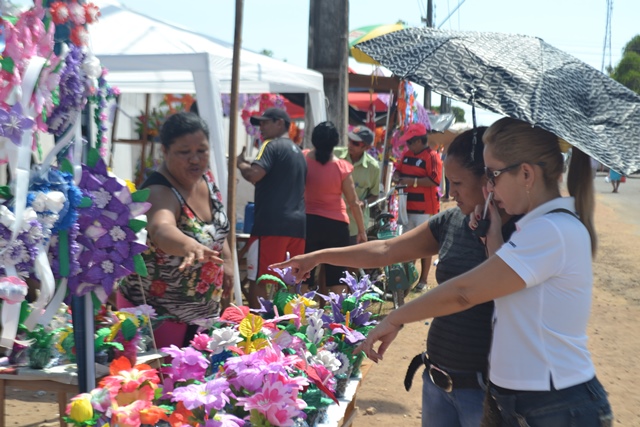 “As vendas garantem a ceia de Natal”, diz comerciante no Cemitério São José