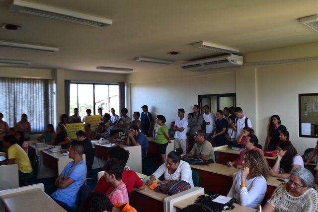 Sem o RU, estudantes reclamam de auxílio oferecido pela Unifap