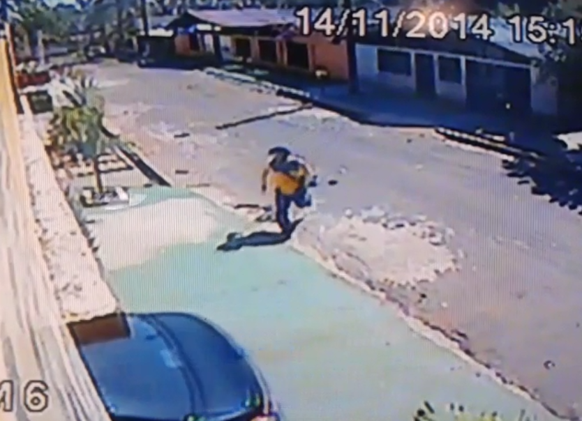 VÍDEO: Homem vestido de carteiro assalta comerciante e leva R$ 110 mil