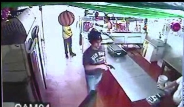 R$ 18 mil: VÍDEO mostra assaltantes de “cara limpa” roubando açougue