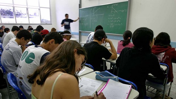 Dois dias para inscrições: Estado vai contratar professores horistas com salários de até R$ 3,2 mil