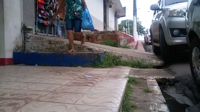 Problema de acesso nas calçadas do centro comercial de Macapá