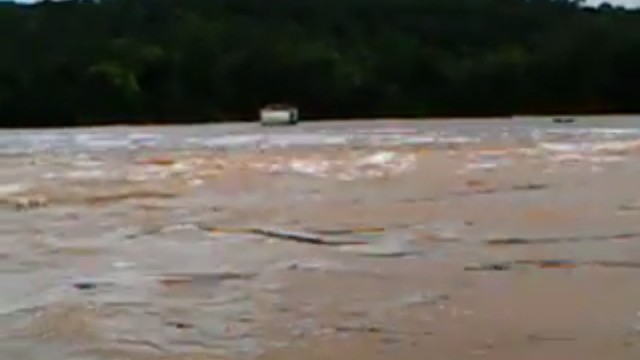 VÍDEO: Casa é arrastada pelo Rio Araguari