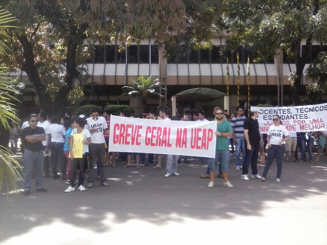 Servidores da Ueap protestam e governo promete negociar