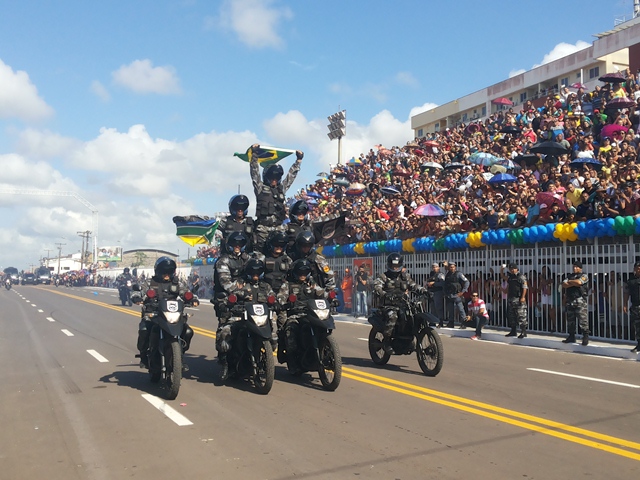 Desfile de 7 de setembro: Manobras militares e “Costelinha” surpreendem o público no Sambódromo