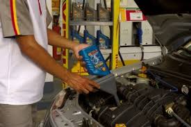 Emprego: Contrata-se lubrificador de automóveis, vendedores, repositor e outros profissionais