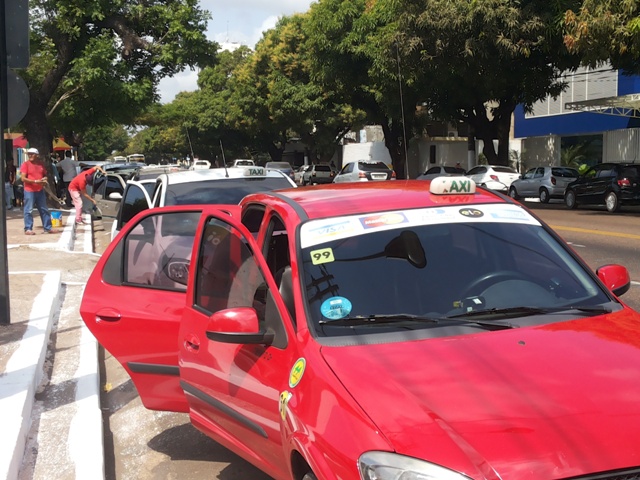 13º salário: Taxistas começam a cobrar bandeira 2