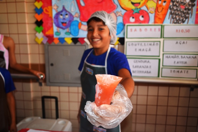 Empreendedorismo: Estudantes vendem chopp de cenoura e ervas aromáticas em feira de “empresas”