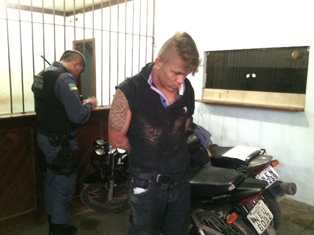 Em moto roubada: Acusado de trocar tiros com policial civil é preso