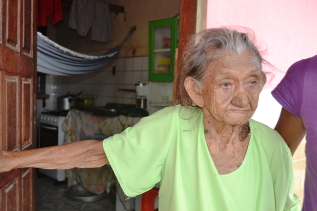 Sem teto: “Já fomos despejados várias vezes”, diz idosa de 99 anos que mora na feira