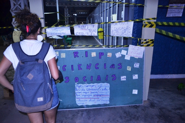 Unifap: Estudantes “sepultam” curso e fecham bloco