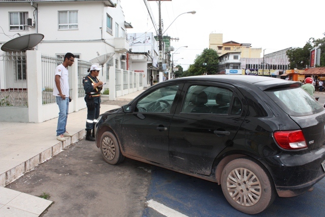 40 motoristas já foram multados este ano por estacionar em vagas de idosos