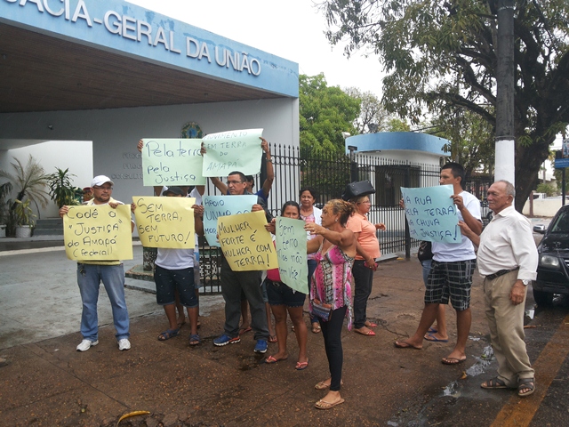 Famílias despejadas fazem protesto com apoio do MST