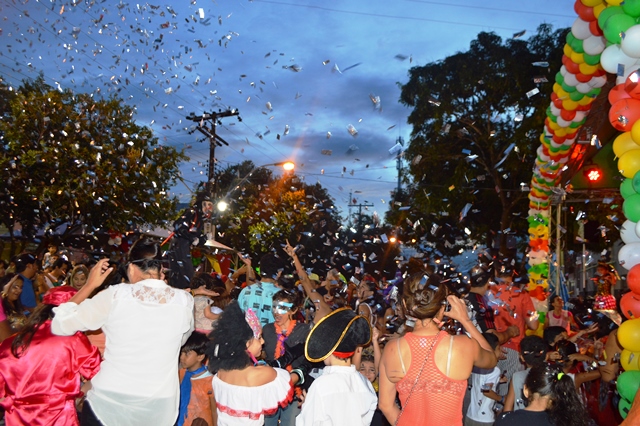 Escolas de samba embalam Batalha de Confetes no Largo dos Inocentes