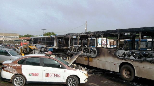 Ônibus e viaturas da CTMac são atingidos em incêndio