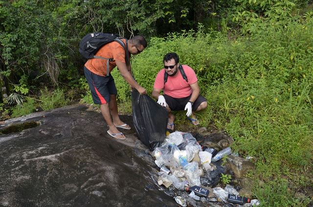 Voluntários retiram 1 tonelada de lixo do Rio Oiapoque