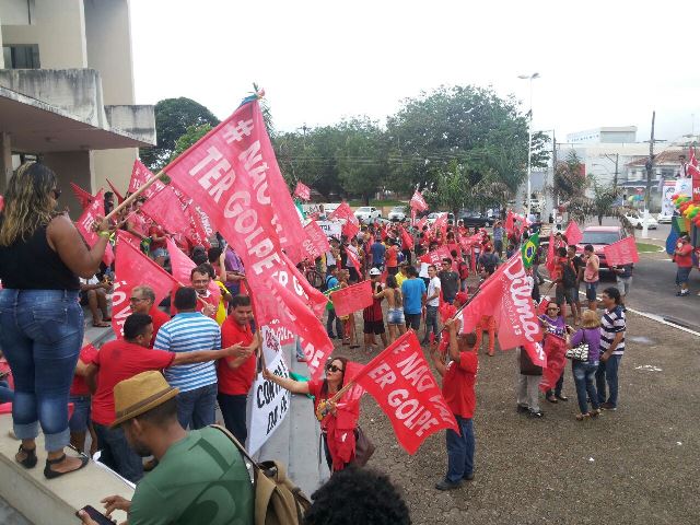 Militantes fazem ato em favor de Dilma