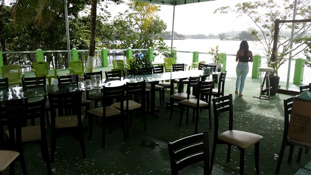 Restaurante e bar na beira do rio