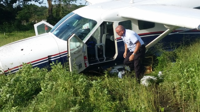 Piloto checa avião depois da queda: extrema perícia