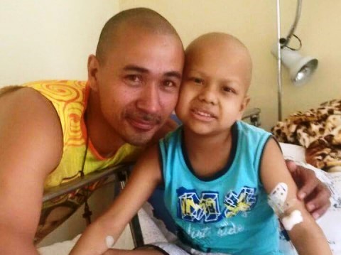 Pai faz vídeo para homenagear o filho morto pelo câncer; veja
