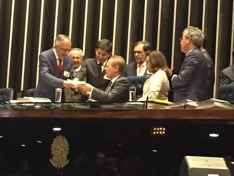 Senadores do AP protocolam PEC para realização de novas eleições no Brasil