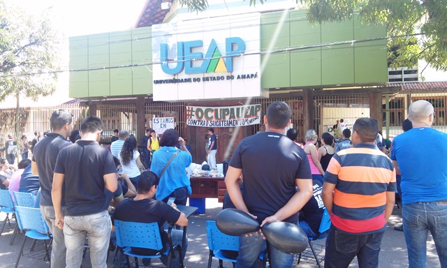 Assembleia Geral aconteceu em frente ao prédio da Ueap