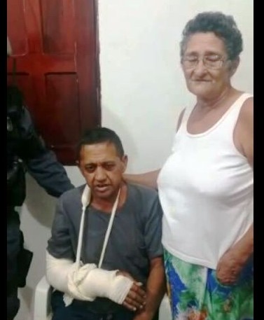 Mototaxista Benedito e a esposa após atendimento no HE