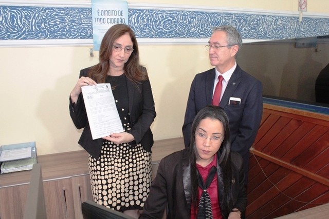 Juiza Liége Gomes exibe o novo documento. Fotos: André Silva
