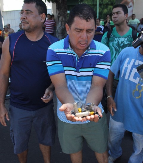 Manifestante exibe resíduos de bombas