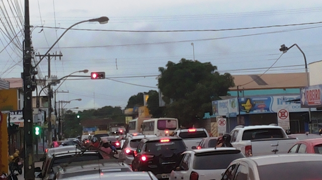 Novo semáforo pode emperrar o trânsito, afirmam motoristas