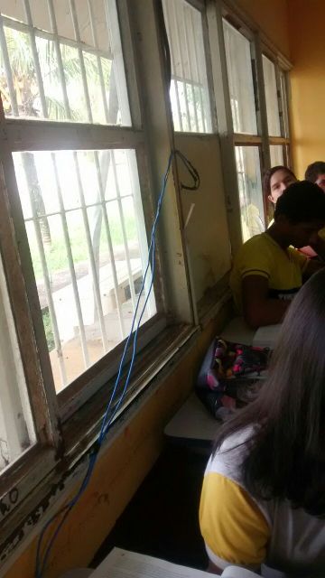 Estudantes e fios elétricos
