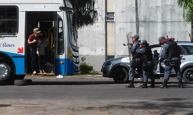 Polícia simula assalto com reféns em ônibus