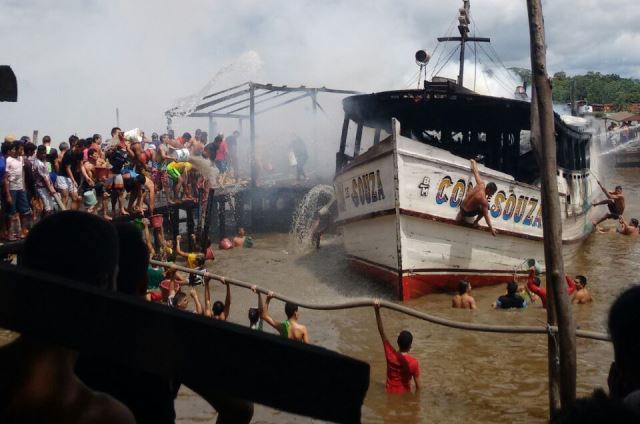 Incêndio em barco deixa 1 gravemente ferido