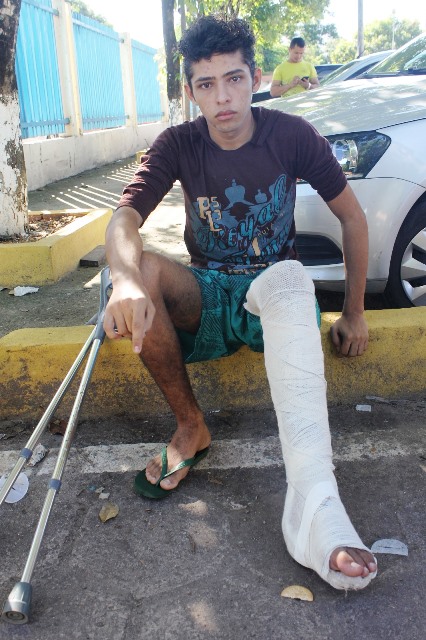 Isaías, de 18 anos, sofre com a fratura no osso da canela: perna diminuindo