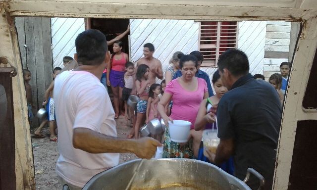 Sargento da PM distribui sopa para famílias pobres