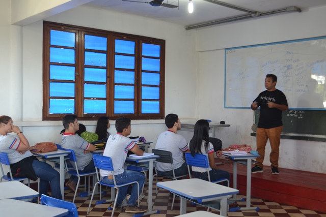 Ação pede fim de temporários e concurso para educação no Amapá