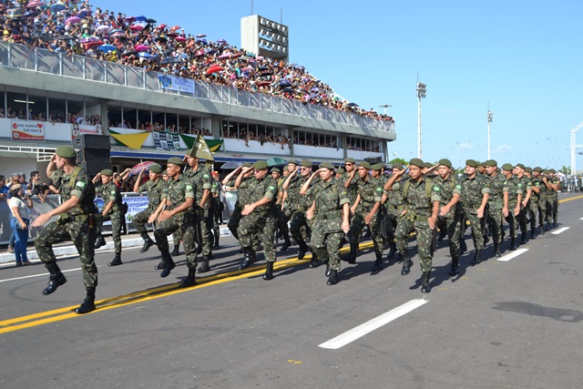 Exército atravessa o Sambódromo