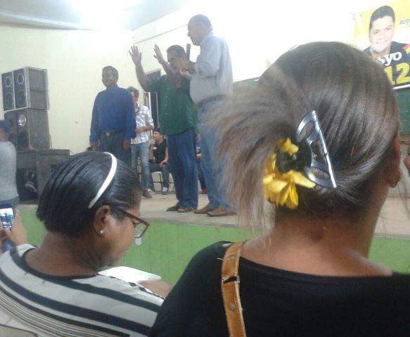 Gilvam faz oração no encontro com eleitores interessados nos lotes