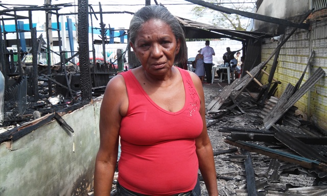 Dona Naíra mostra escombros após incêndio