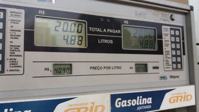 Postos começam a cobrar gasolina a R$4