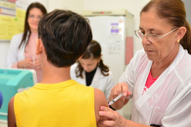 Meninos começam a receber a vacina contra o HPV