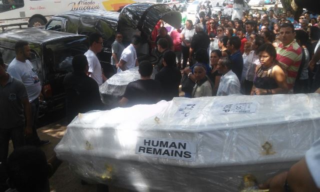 Família que morreu no Maranhão é sepultada com aplausos