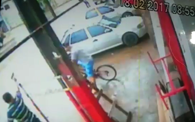 VÍDEO mostra policial atirando em jovem