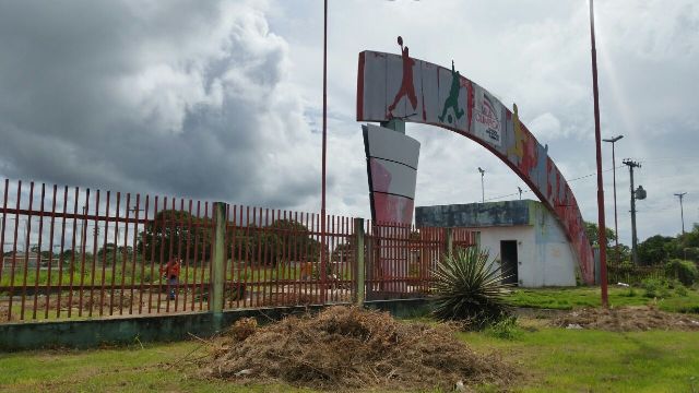 Abandonada, Vila Olímpica passa por capina